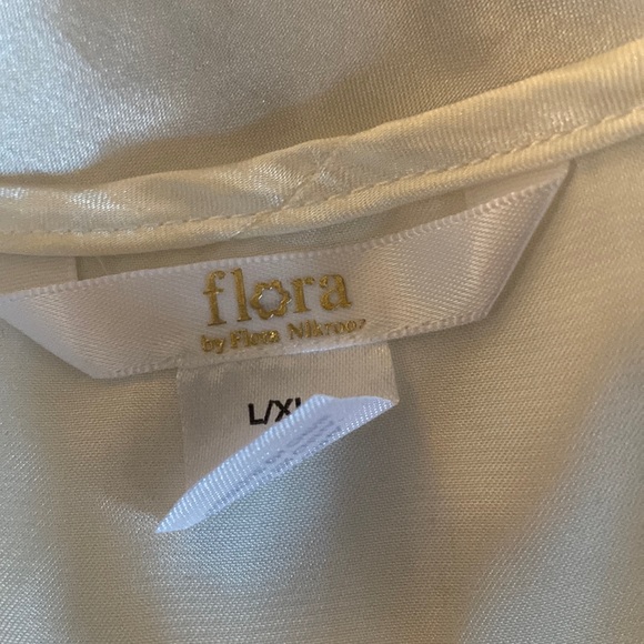 Flora Nikrooz Vintage 1970’s stunning robe w/ beautiful embroidered sleeves - Picture 8 of 10